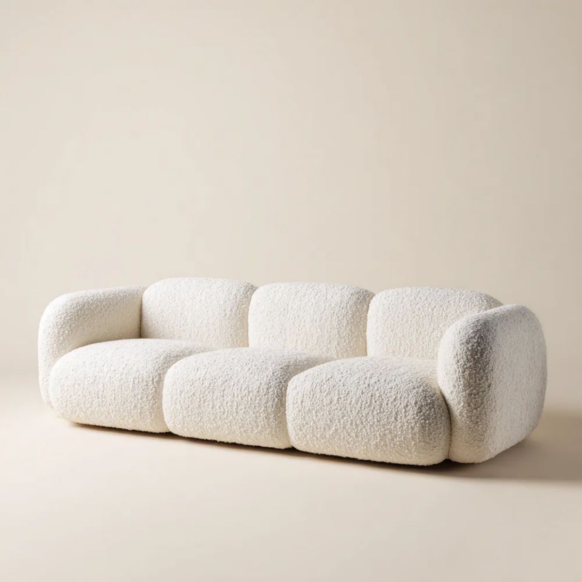 Kremowa sofa trzyosobowa z tkaniny bouclé, 230 × 100 × 75 cm, zaokrąglona forma